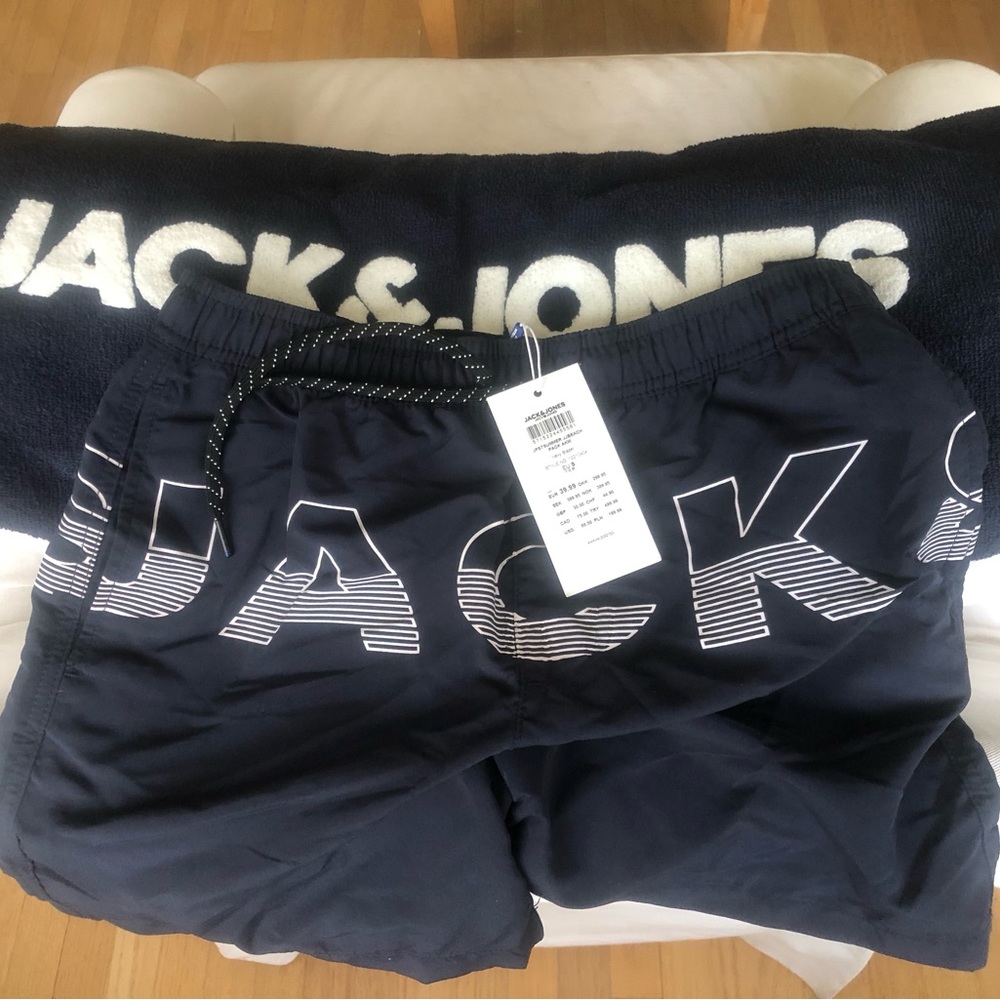 Jack & Jones Men’s 2 PC Swim Trunks & Towel.  NWT.